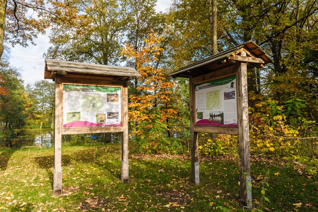 info schilder zeigen den weg. Aschauteiche bei Eschede