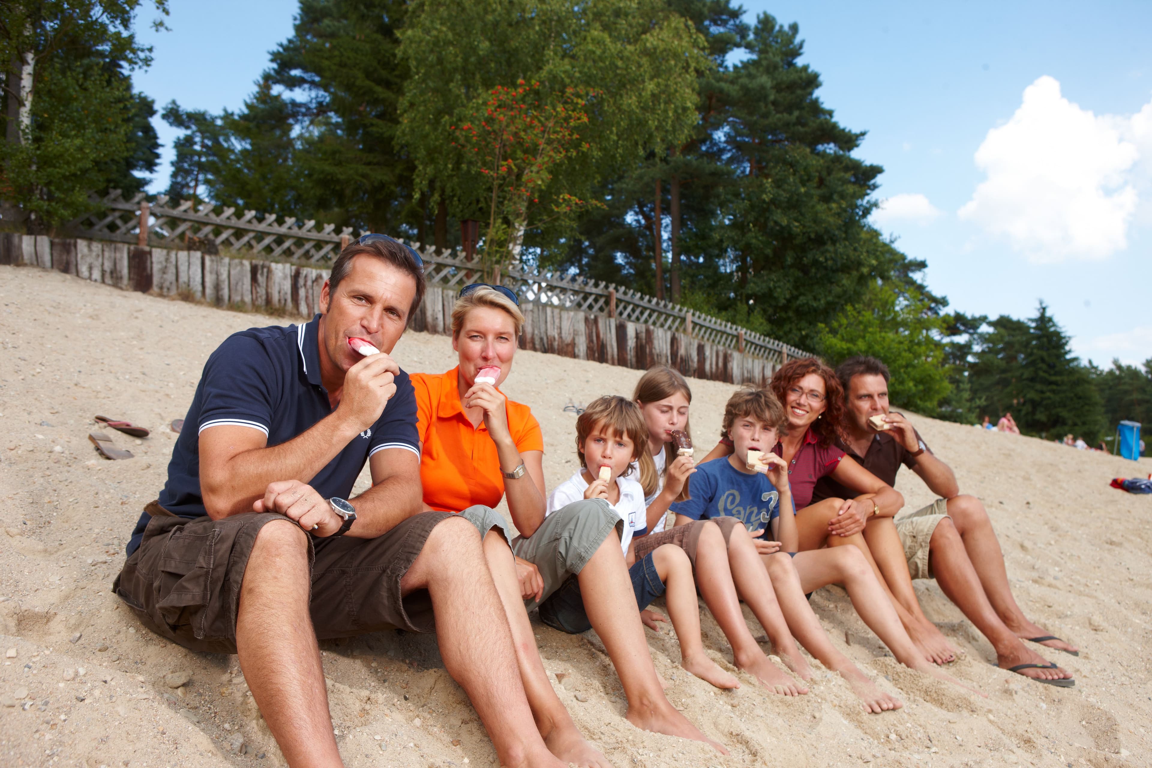 Eis essen am Badesee in der Lüneburger Heide
