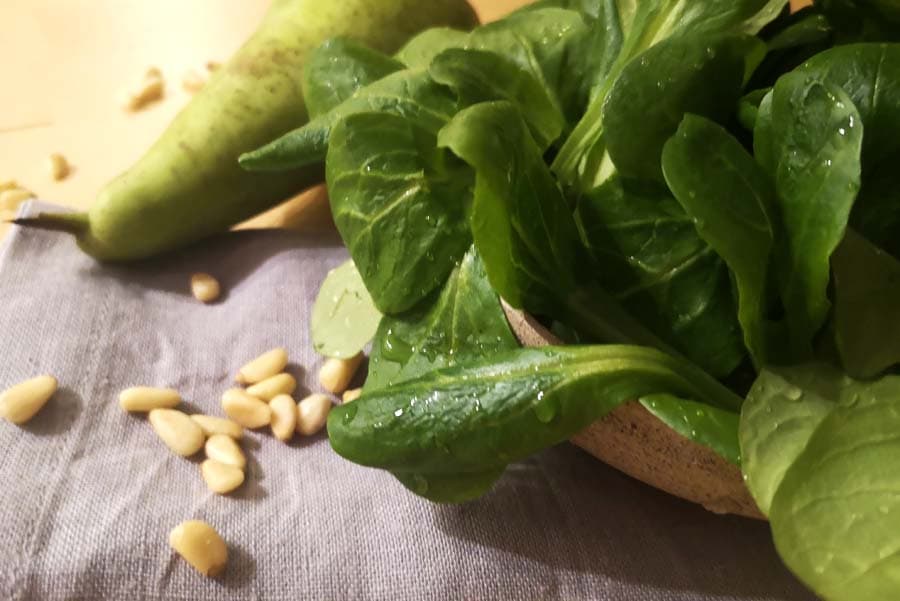 ein tolles herbstgericht aus der heide: feldsalat mit birne und ziegenkäse. sehr herbstlich