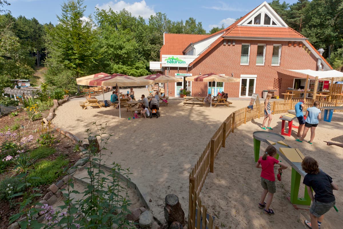 Das Restaurant Naturium liegt im Barfußpark Lüneburger Heide. Hier werden vegane und Bio-Speisen serviert.