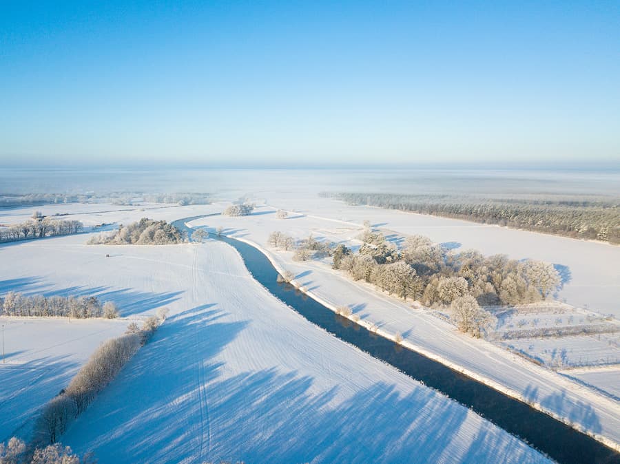 Schnee und winterlandschaft an der aller
