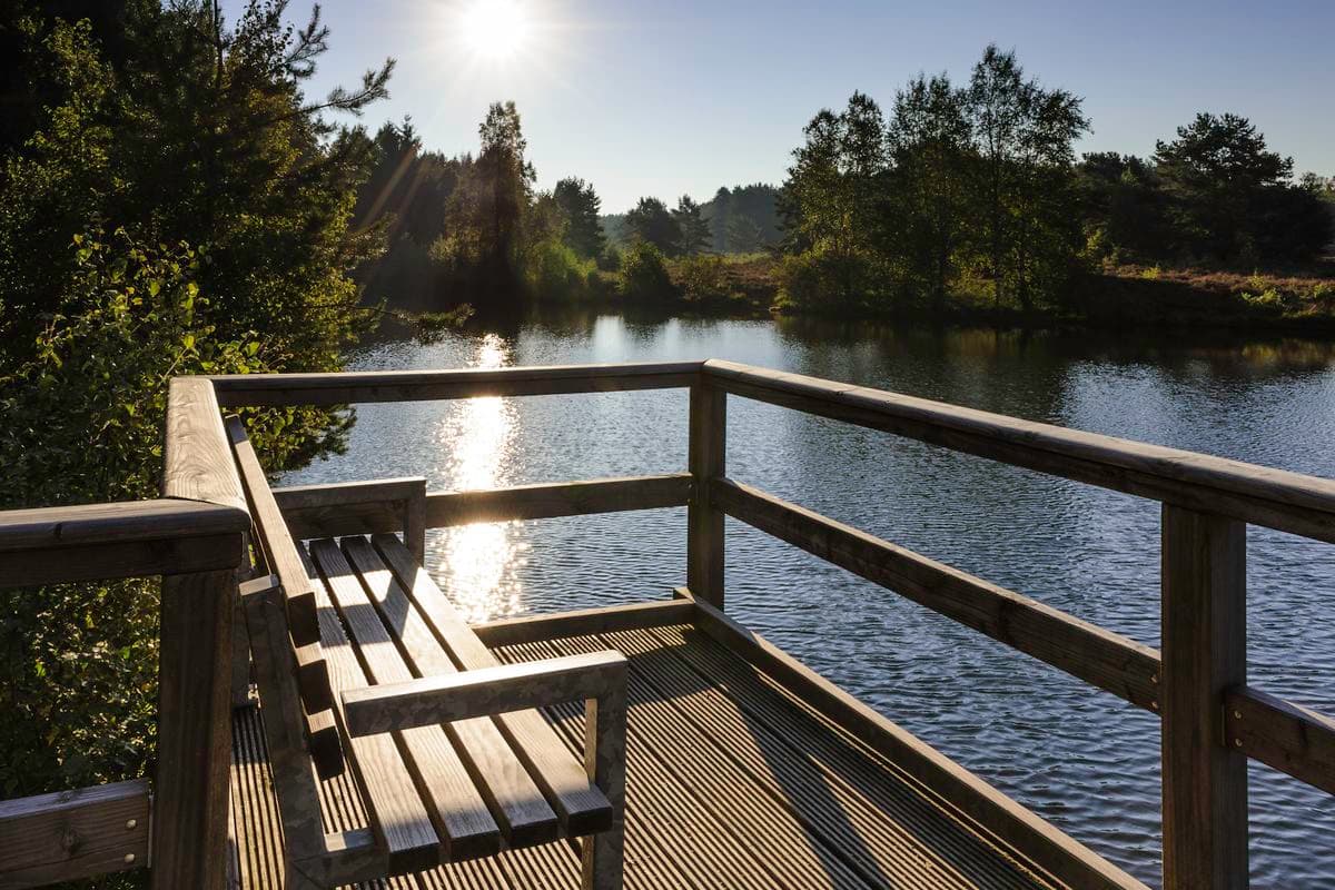die Aussichtsplattform ist auf dem Angelbecks Teich ist ein herrlicher Rastplatz