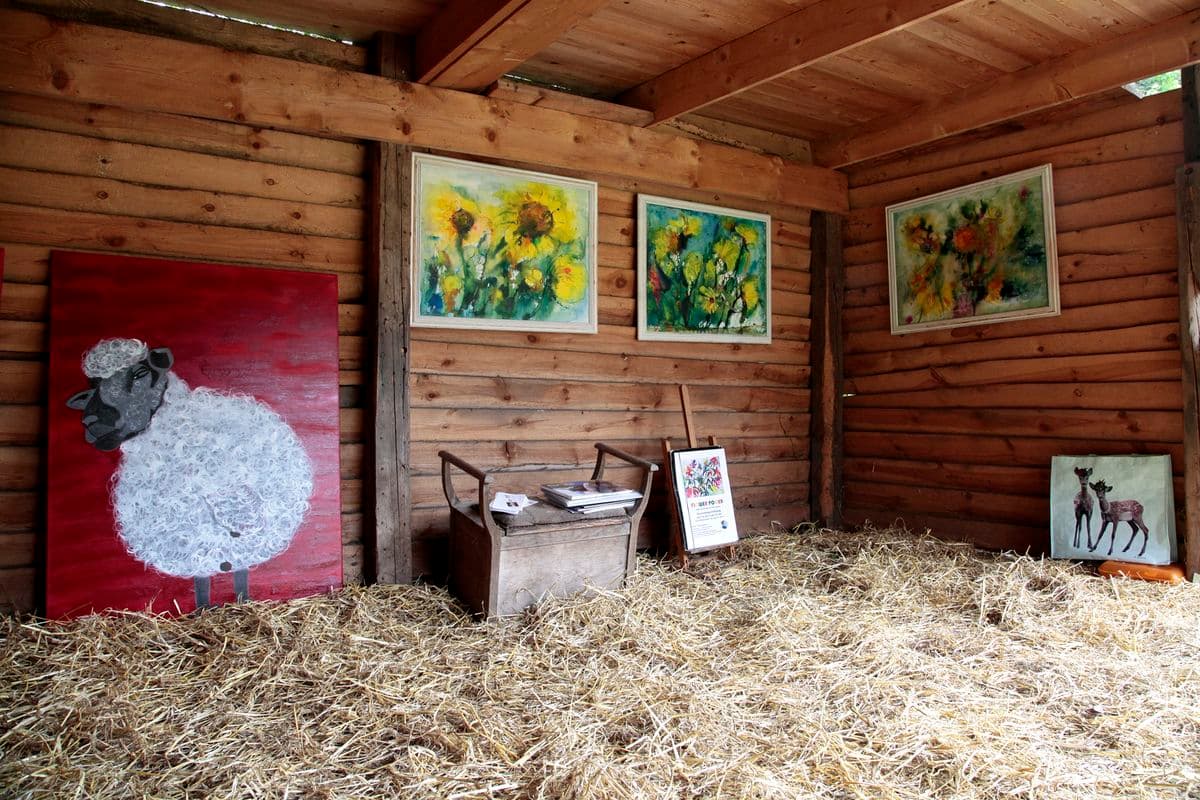 Ausgestellte Naturbilder in einem Stall 