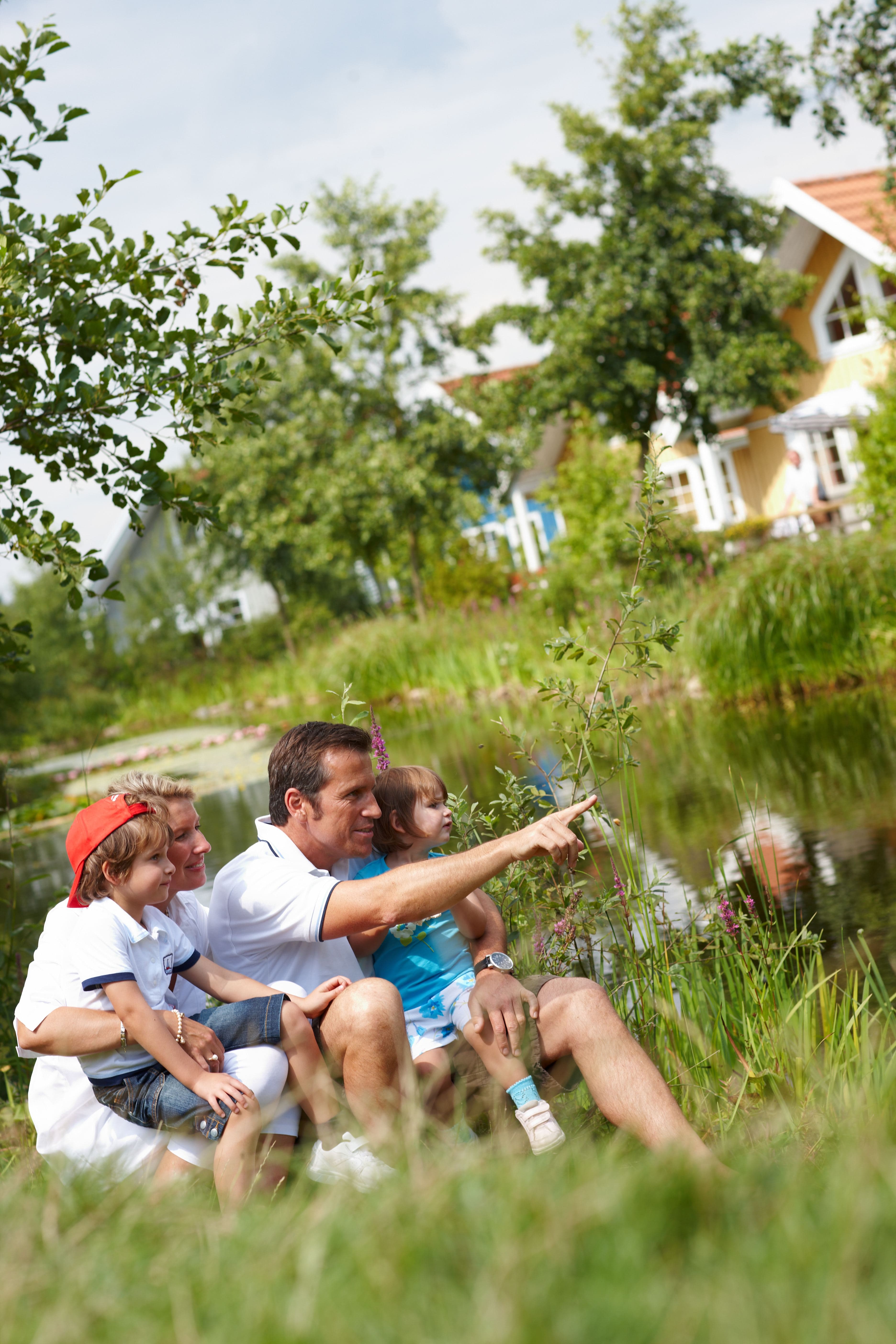 Familie entspannt sich in der Natur.
