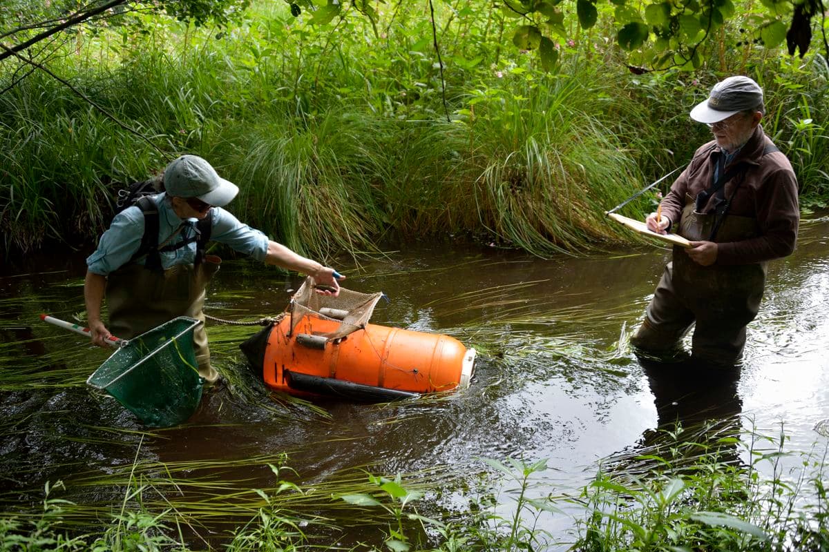 Das Lutter-Team bei der Wasser-Kontrolle