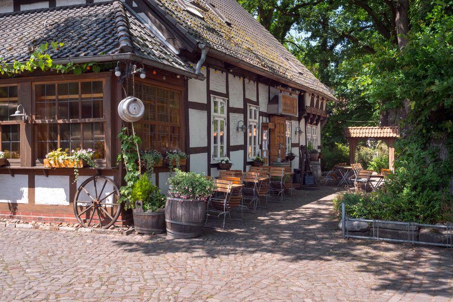 Das Braugasthaus Mühlengrund in Wienhausen bietet regionale Spezialitäten und beheimatet die kleinste mobile Brauerei der Welt. 