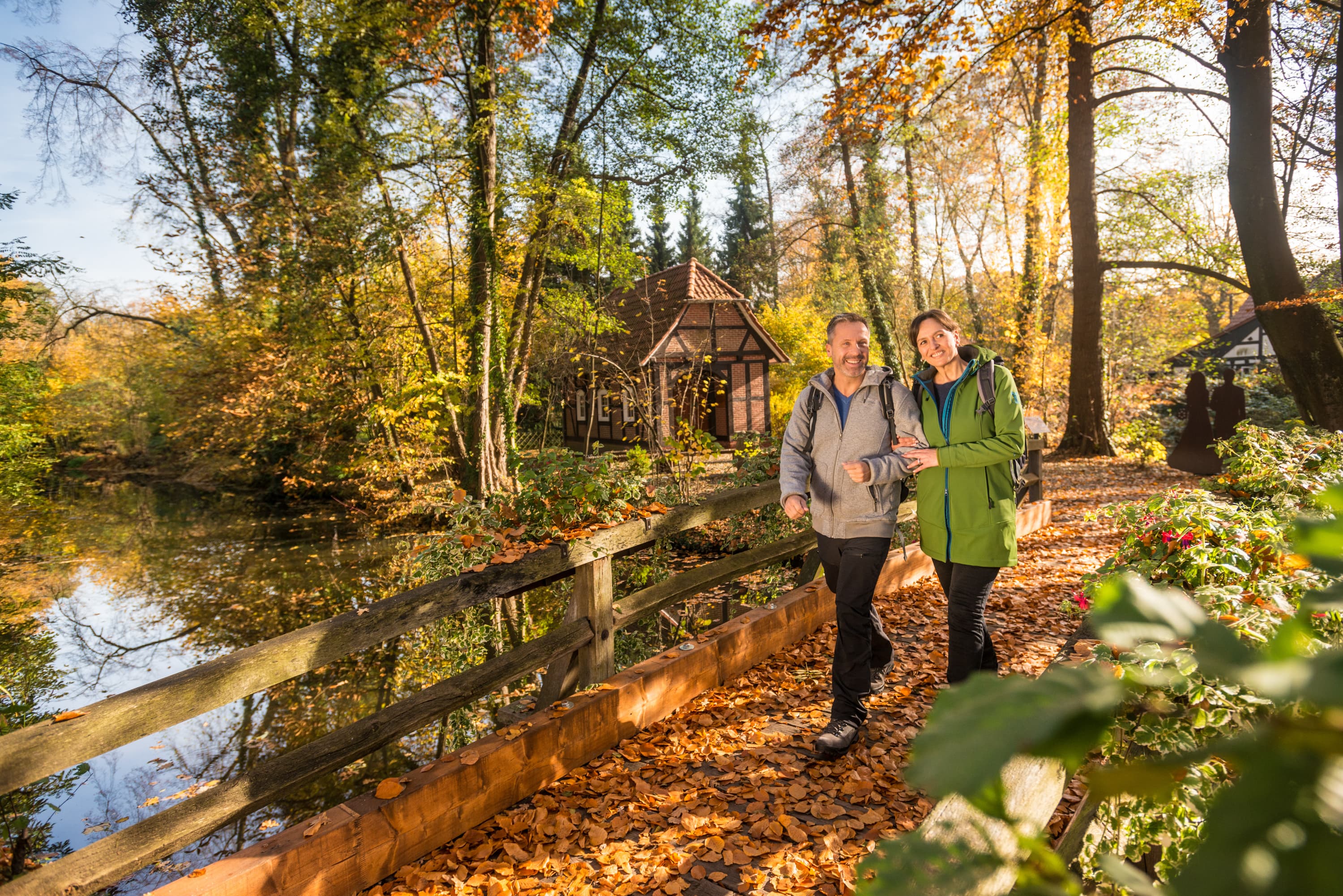 3011-Herbst-Lueneburger-Heide-Wanderer-Wienhausen