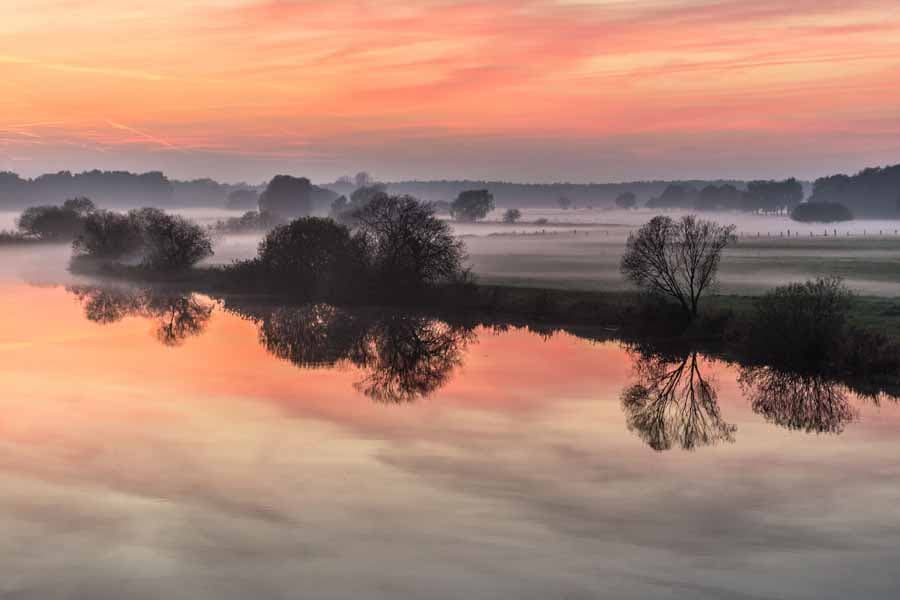 Sonnenuntergang im Herbst an der Aller