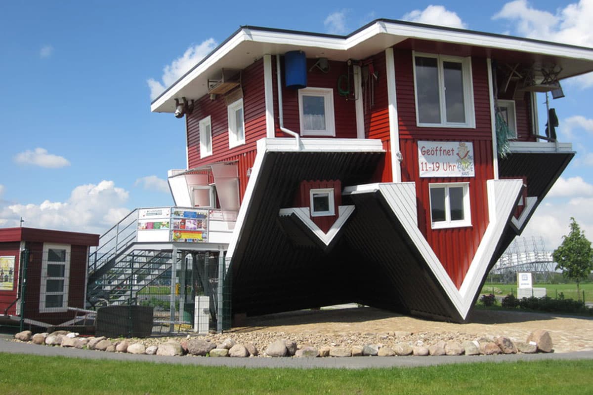 das verrückte haus steht auf dem kopf