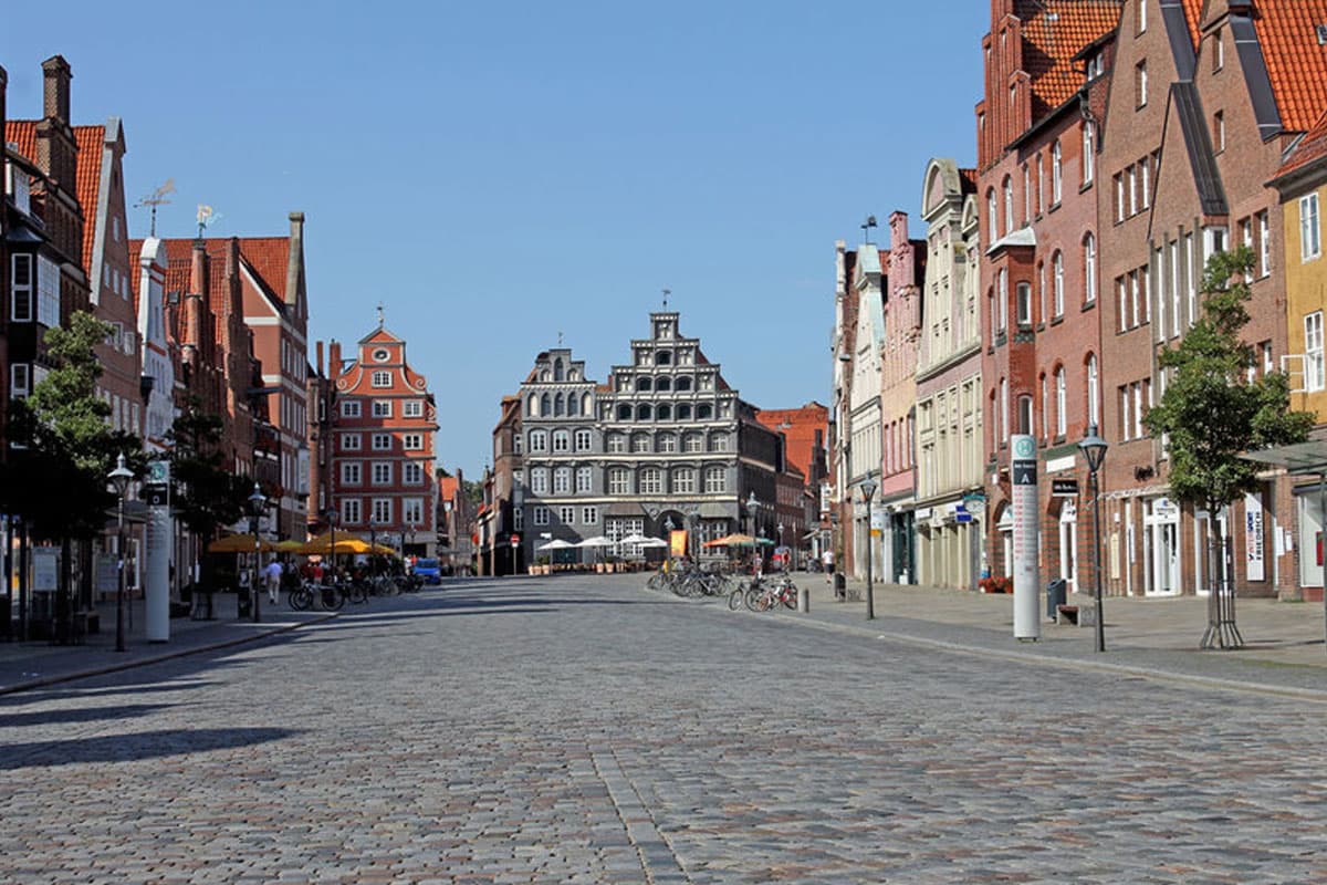 einer der wichtigsten sehenswürdigkeiten in lüneburg ist der platz am sande