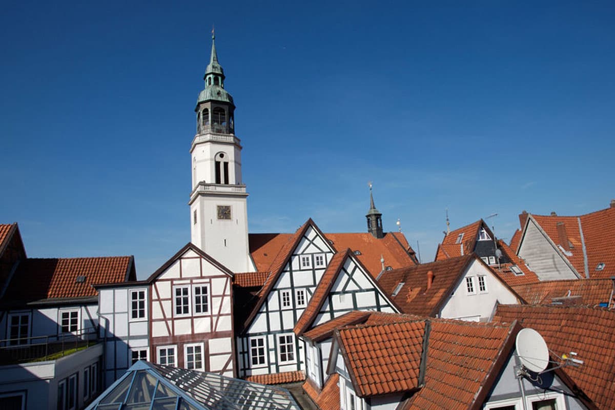 Die Kirche St. Marien in Celle liegt zentral am alten Rathaus