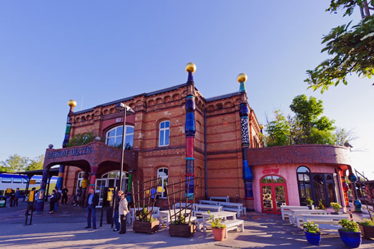 eine Station auf dem Ilmenau Radweg ist der Hundertwasser Bahnhof Uelzen