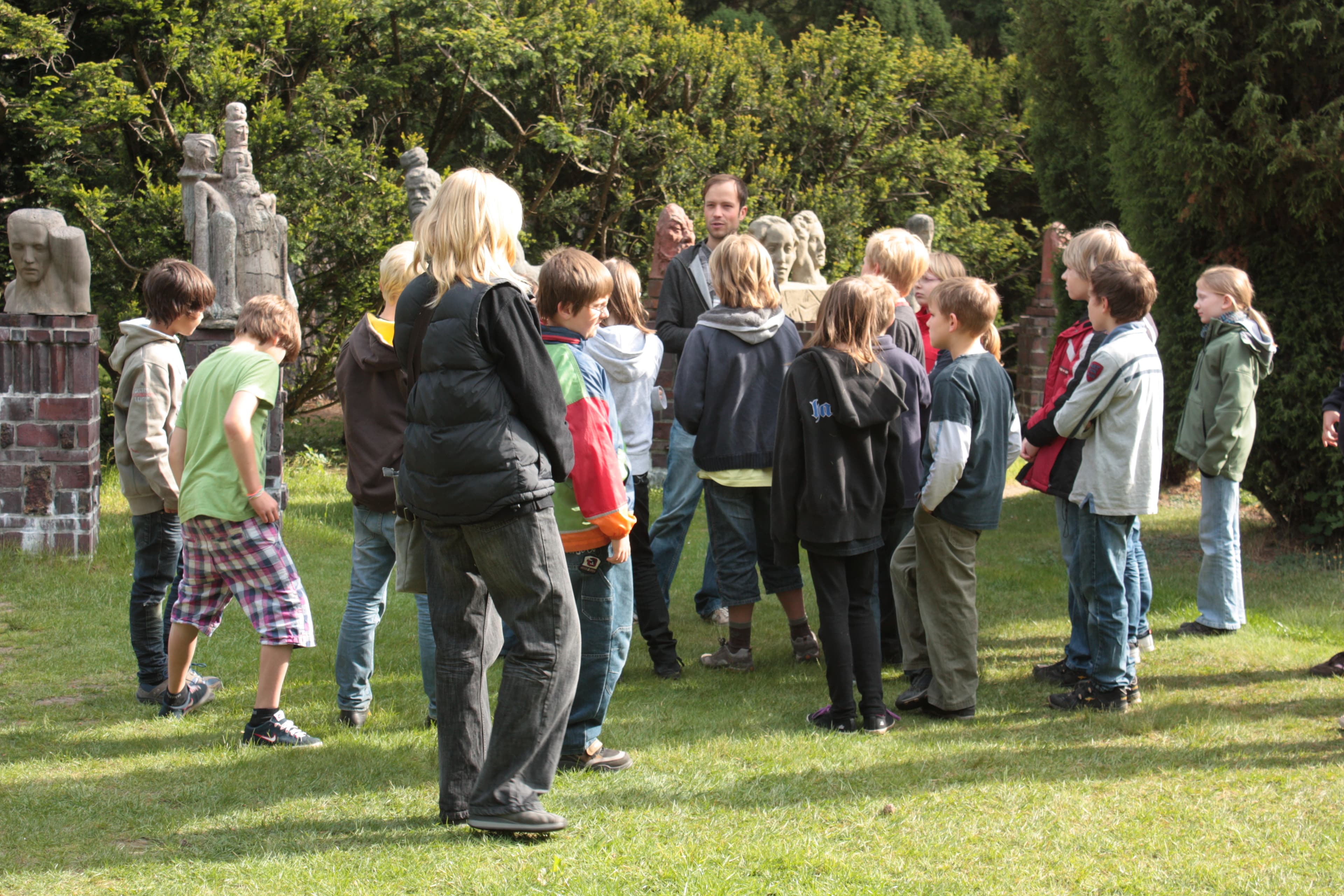 Führung im Außengelände der Kunststätte