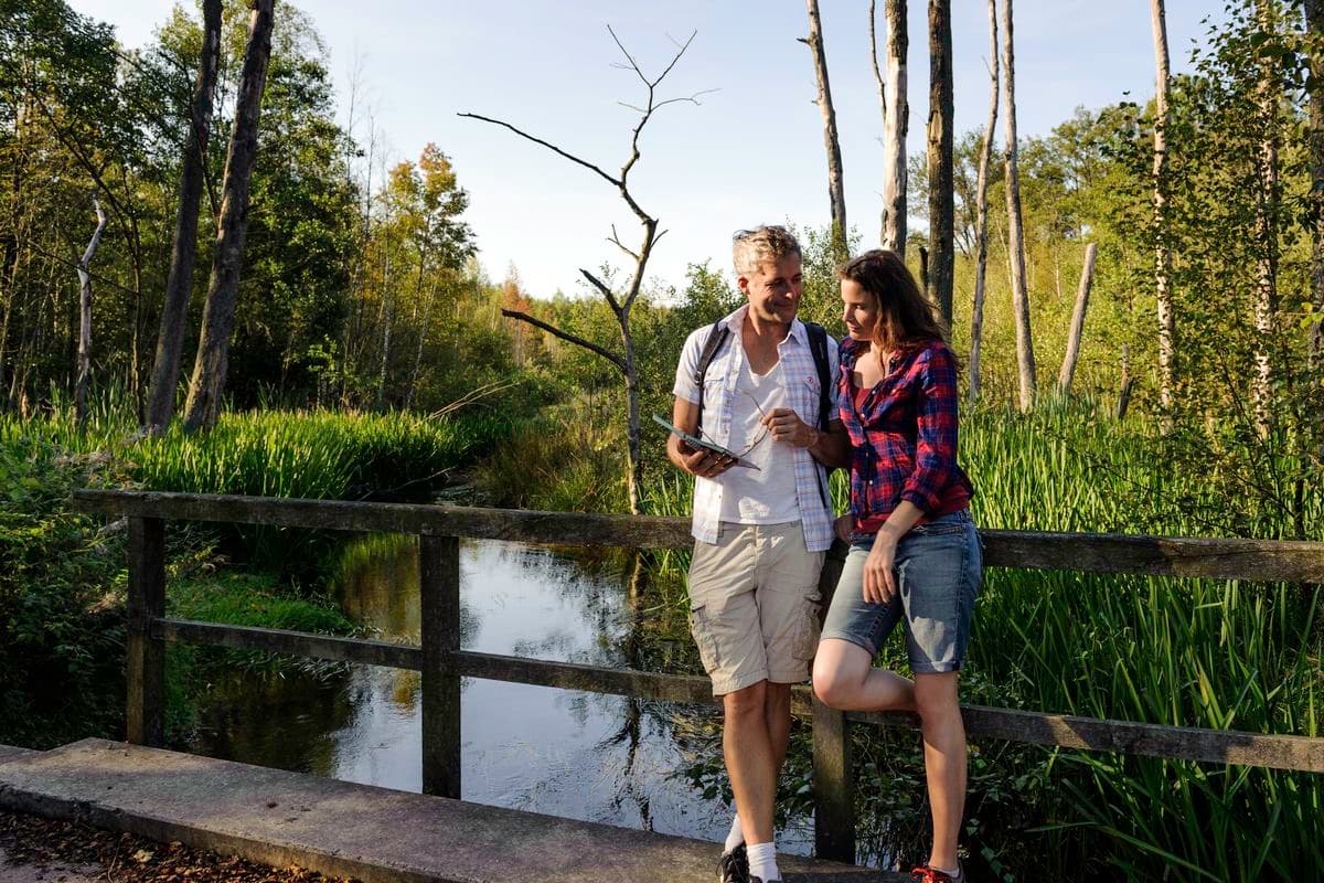 Wanderer an der Lutter bei Endeholz