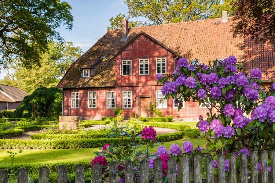 Das romantische Müden liegt am Heidschnuckenweg