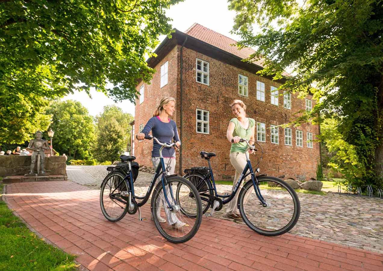 Radfahrer an der Burg Bodenteich in Bad Bodenteich in der ADFC-RadReiseRegion Uelzen in der Lüneburger Heide