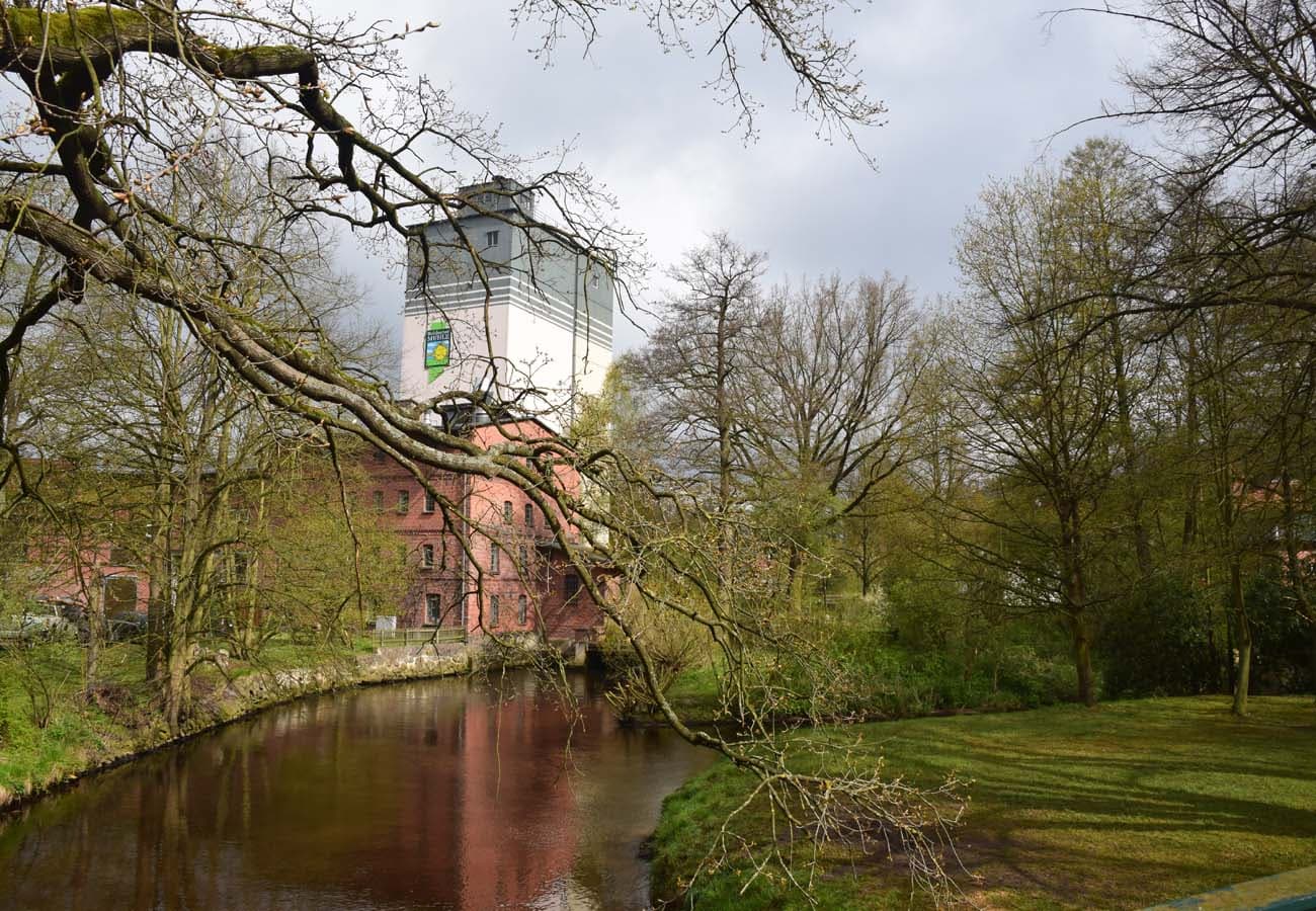 Die Bohlsener Mühle im Heidedorf Bohlsen am Heidefluss Gerdau ist heute noch in Betrieb.