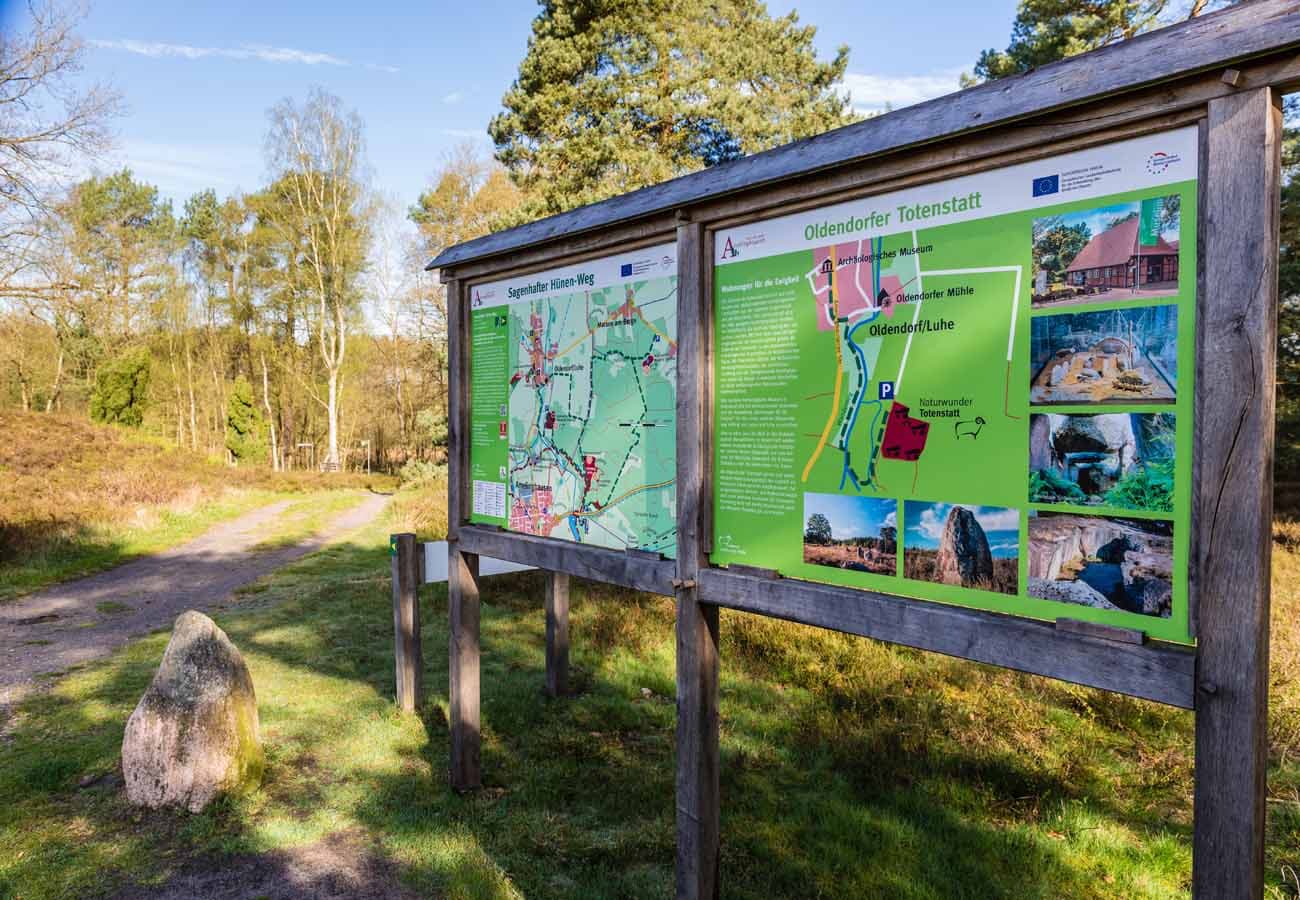 Hinweisschild zur Oldendorfer Totenstatt und zum Wanderweg Sagenhafter Hünenweg an der Oldendorfer Totenstatt Lüneburger Heide