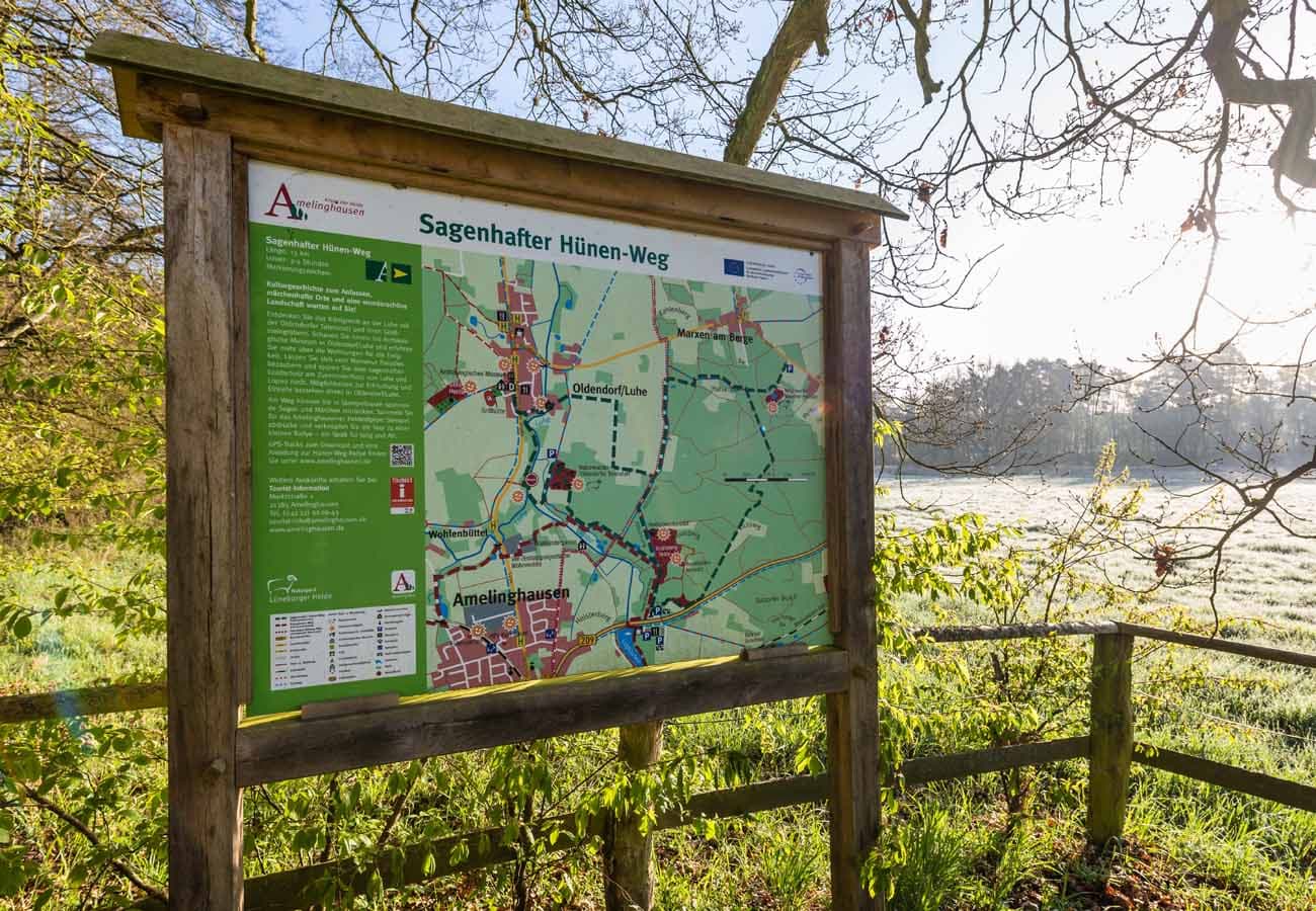 Hinweisschild Wandweg Sagenhafter Hünenweg