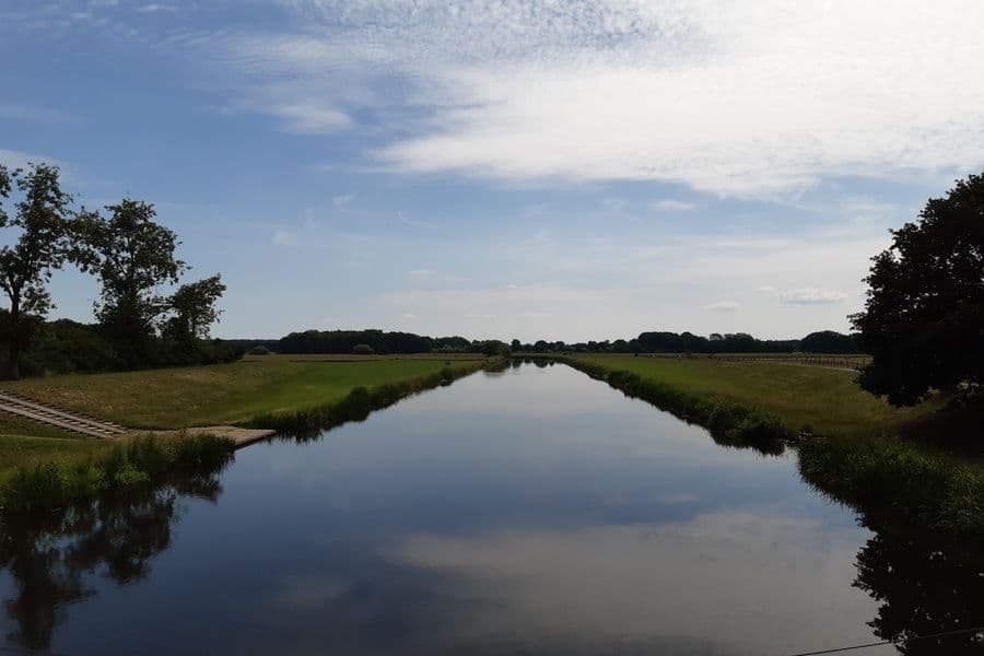 spiegelglatte Aller vor dem Wehr