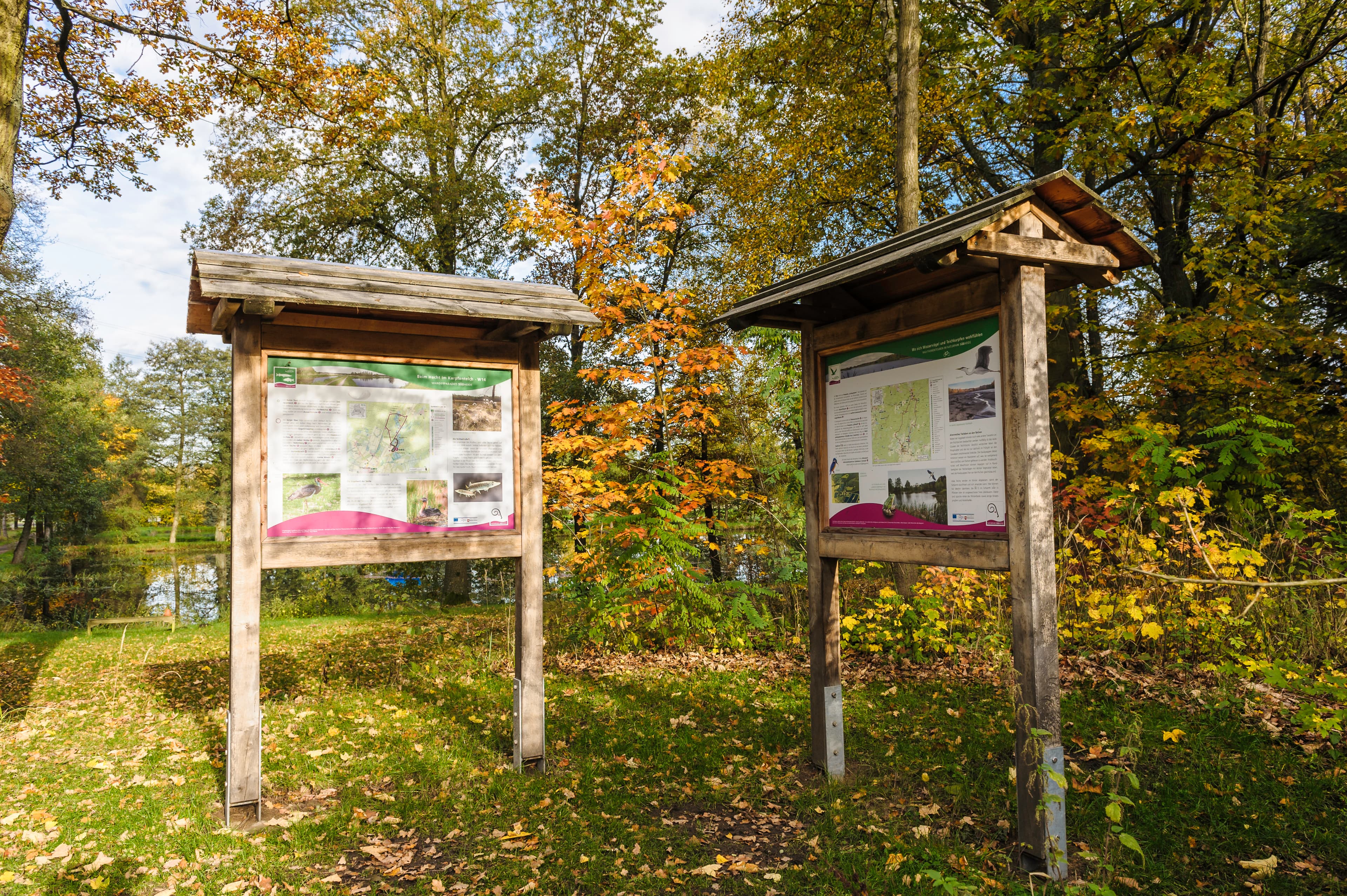 Wandertafeln mit Informationen zum Aschauteich