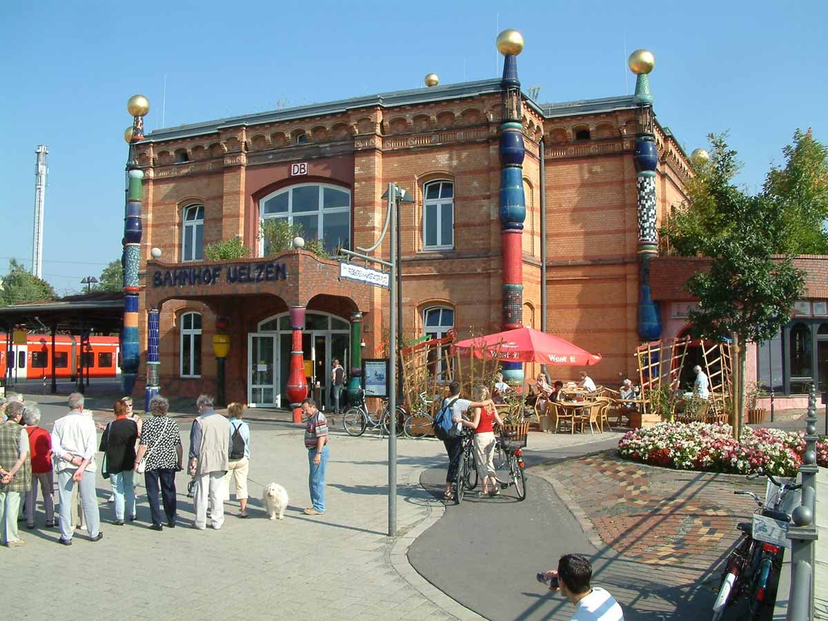 Besucher vor dem Hundertwasser-Bahnhof Uelzen