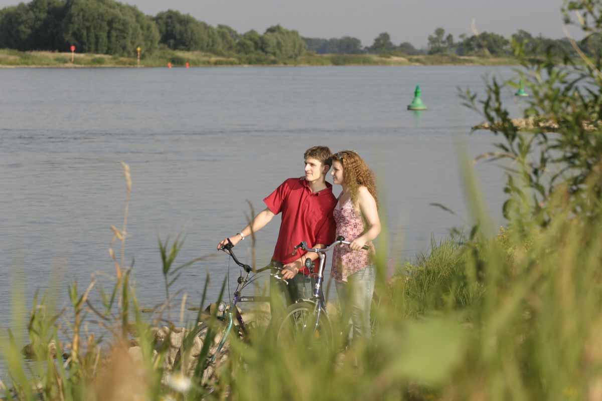 Zwei Radfahrer an der Elbe