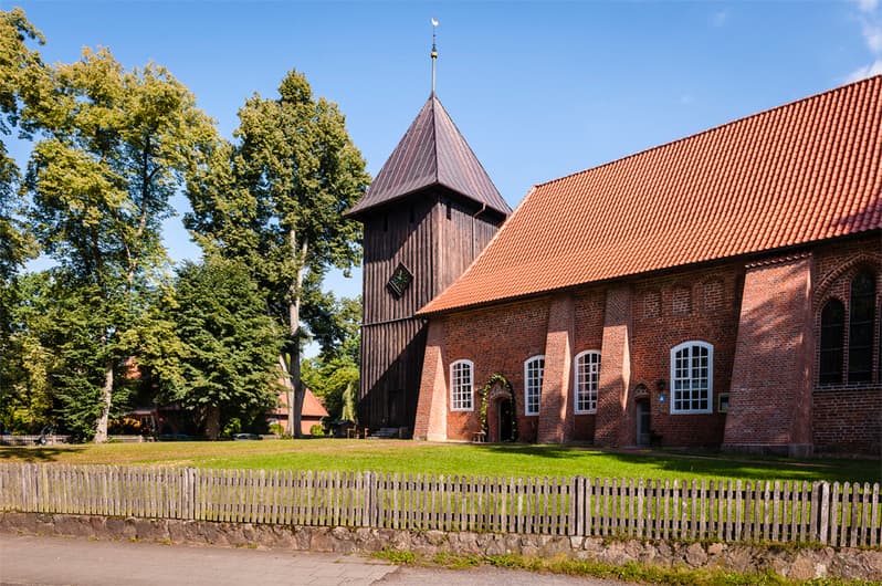 St.Laurentiuskirche in Müden (Örtze) auf der Etappe 9, Heidschnuckenweg