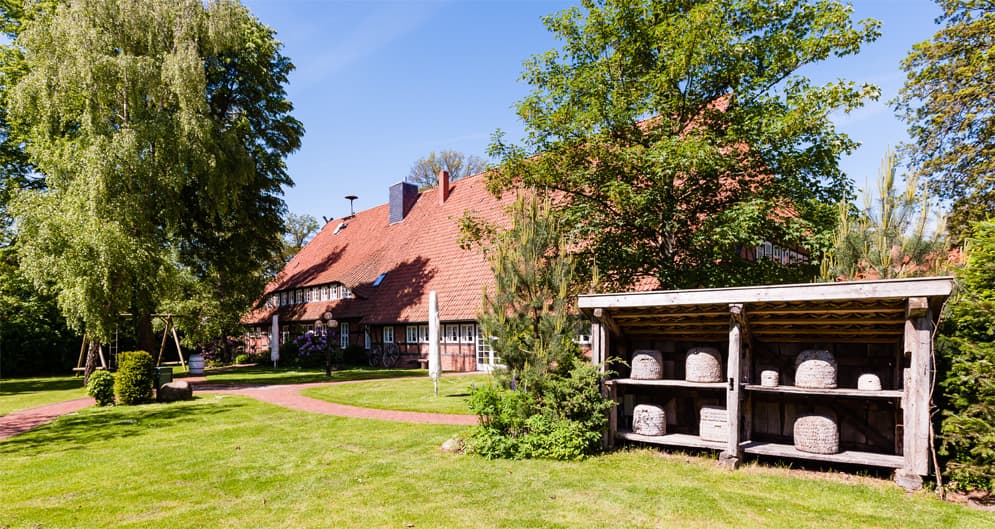 Bienenkörbe auf dem Lührnhof am Heidschnuckenweg