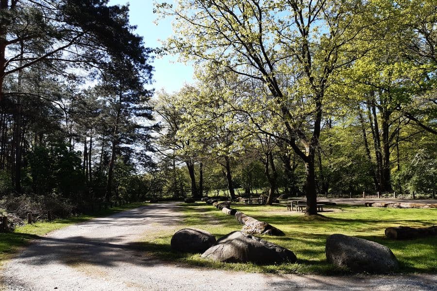 Parkplatz mit Info-Tafeln