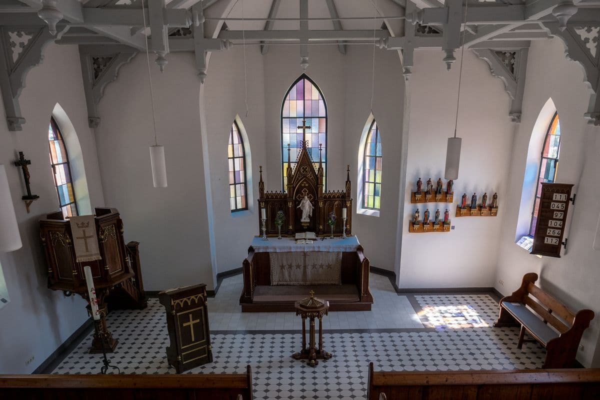 Kleine Kreuzkirche, Blick auf Altar und Holzfiguren