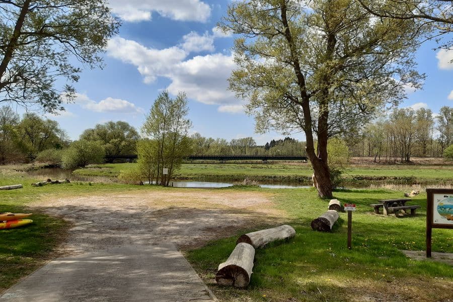 Großzügiger Anlegern mit Park- und Rastplatz