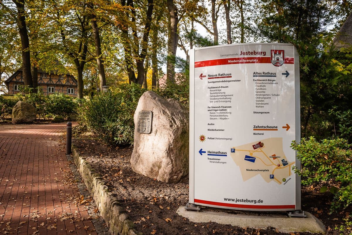 Hinweistafel auf dem Niedersachsenplatz, Jesteburg