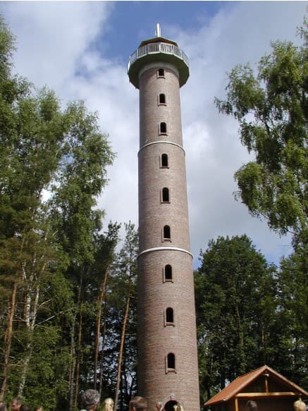 Der Aussichtsturm bei Hösseringen mit einer Plattform auf 32 m Höhe.