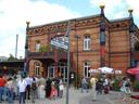 Uelzen im Landkreis Uelzen hat als Wahrzeichen den Hundertwasser Bahnhof