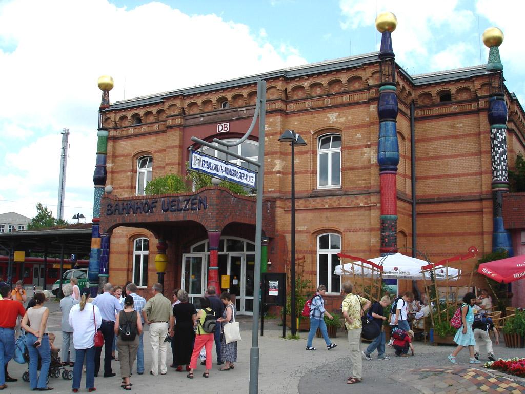 Uelzen im Landkreis Uelzen hat als Wahrzeichen den Hundertwasser Bahnhof