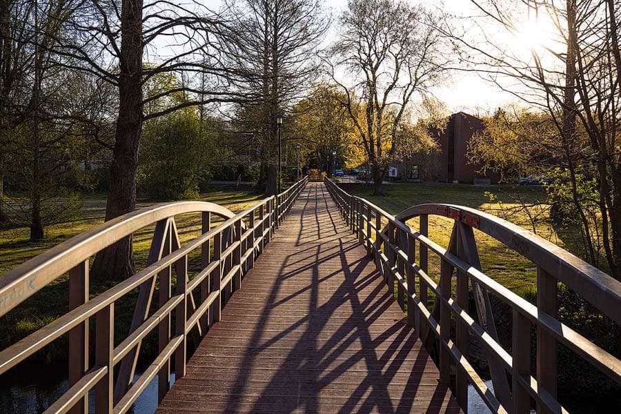 Brücke in den Park an dem Schnellenmarkt in Uelzen