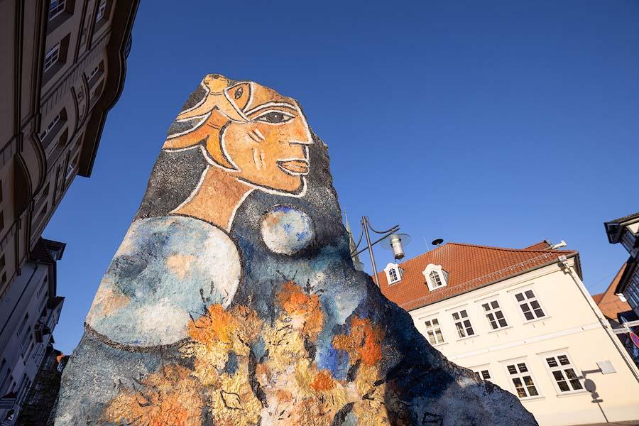 Einer der Steine vom "Weg der Steine" vor dem alten Rathaus in Uelzen