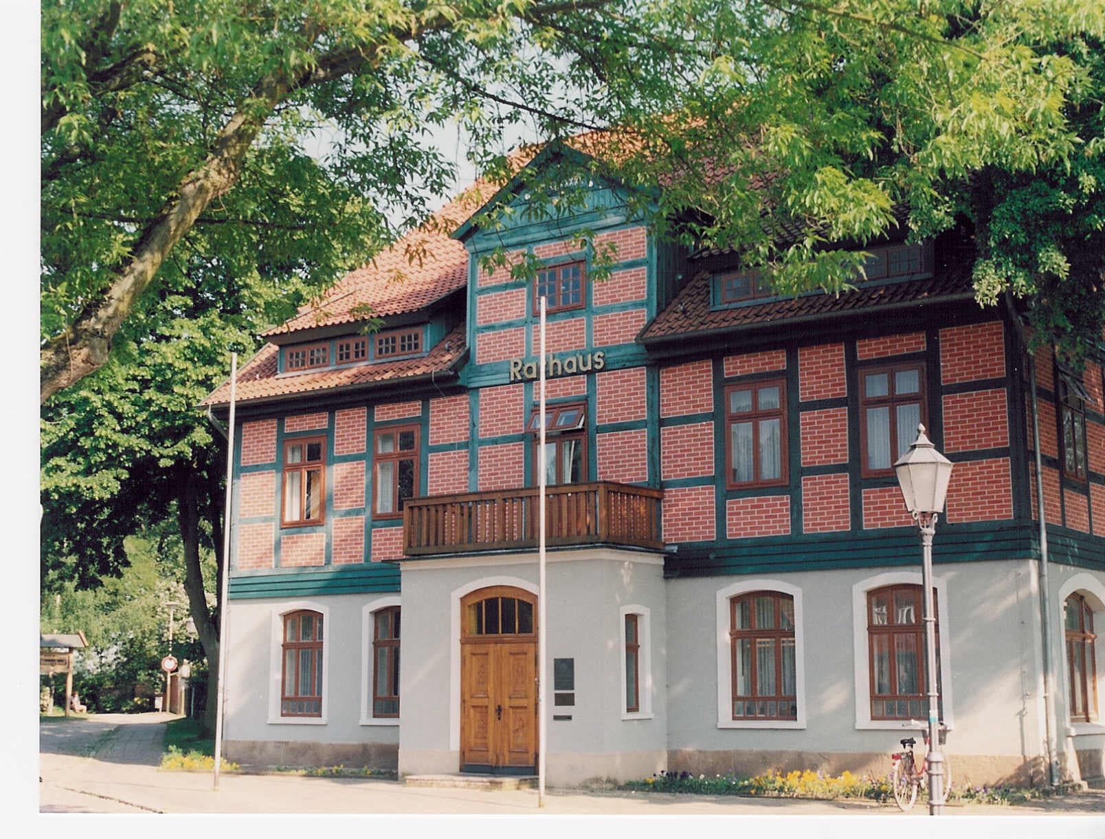 Der Fachwerkbau aus dem Jahre 1792 war bis 1850 Gerichtsgebäude und Amtshaus, danach wurden Gericht und Amt nach Ahlden verlegt.  