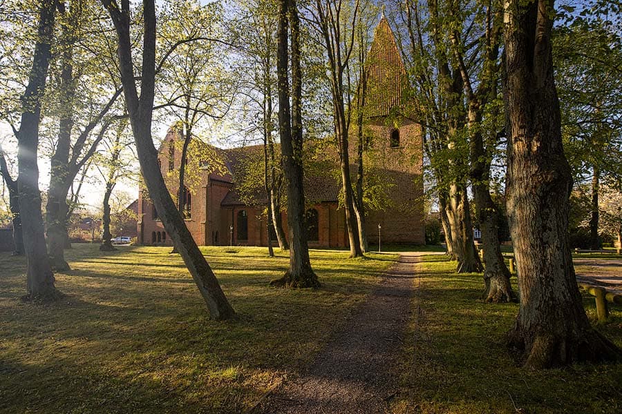 Die St. Michaeliskirche in Gerdau mit Park im Vordergrund