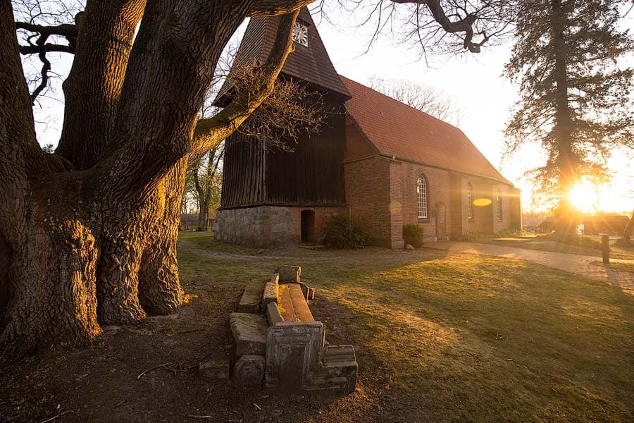 Die St. Marienkirche in Eimke zum Sonnenaufgang