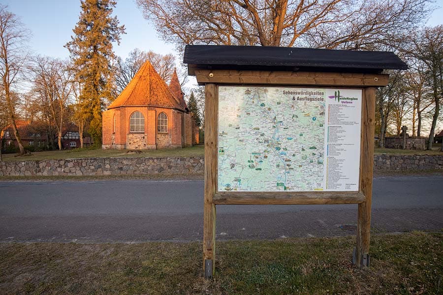 Der Wanderparkplatz in Eimke mit St. Marienkirch im Hintergrund