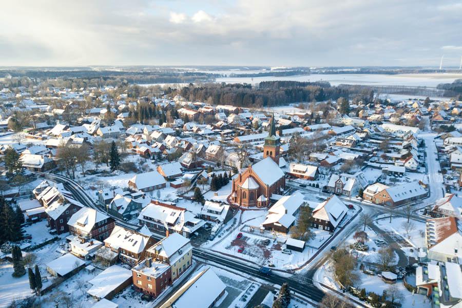 Hermannsburg von oben, Schnee, Drohnenbild, Luftaufnahme, Häuser, Landschaft