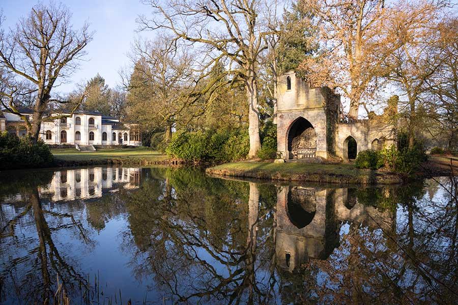 Villa und Burgruine in Breidings Garten im Winter