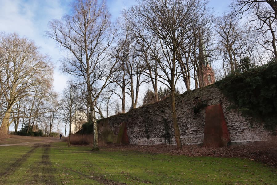 Stadtmauer im Liebesgrund im Herbst
