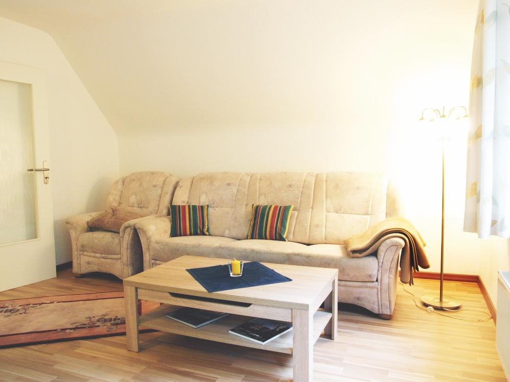 Ferienwohnung Harms Wohnzimmer mit Couch