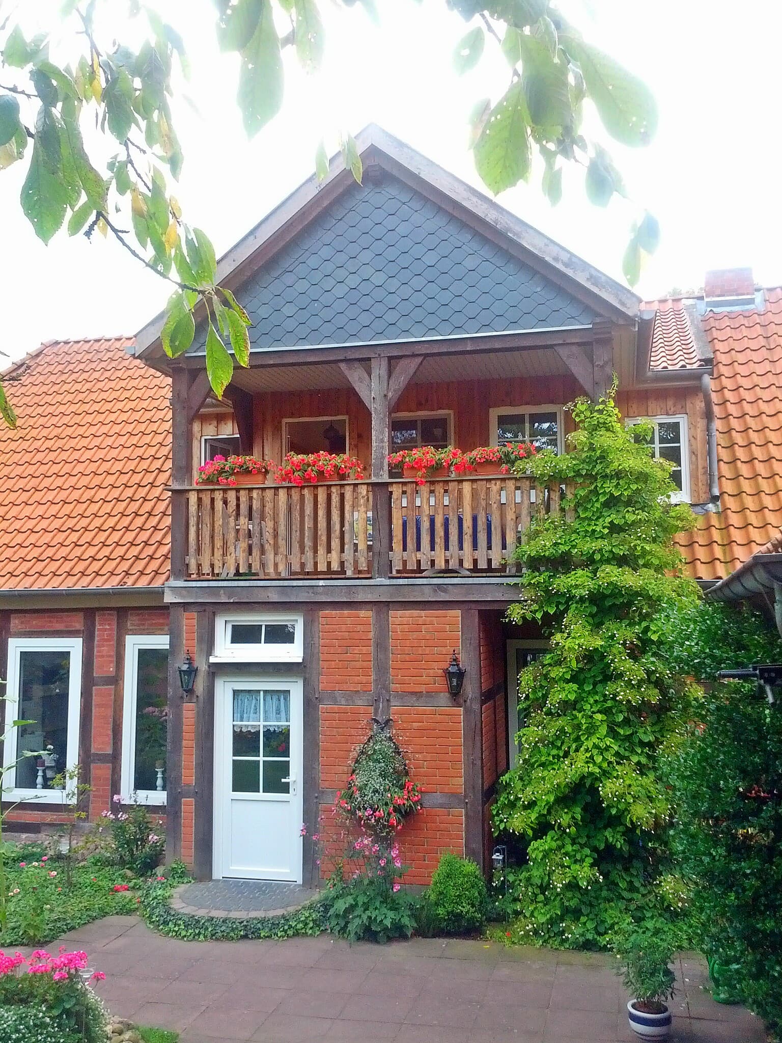 Blick vom Garten auf den Balkon der Ferienwohnung Beß in Ebstorf