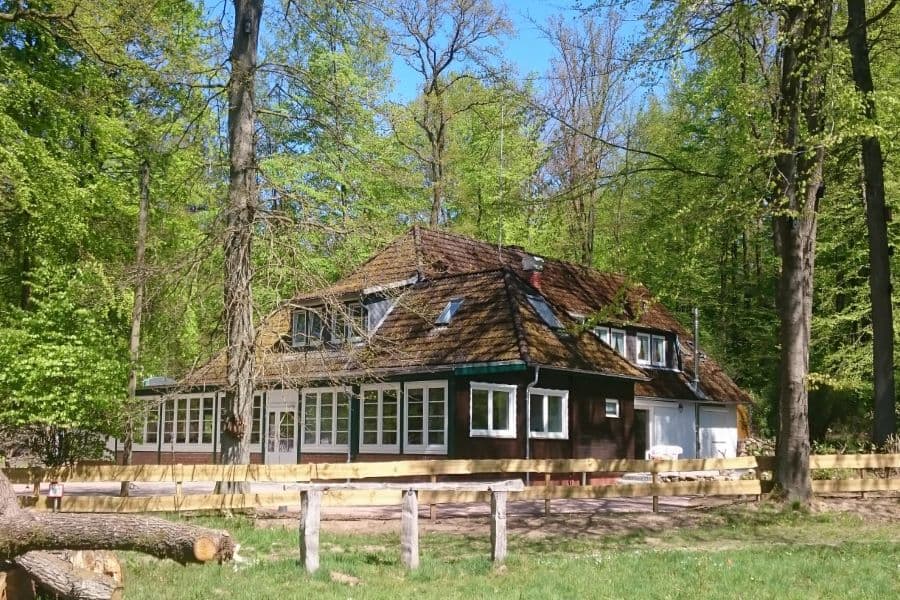 Seitenansicht des Waldhuuske Café und Pension in Rosengarten