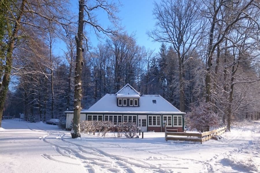 Frontansicht des Waldhuuske Café und Pension in Rosengarten