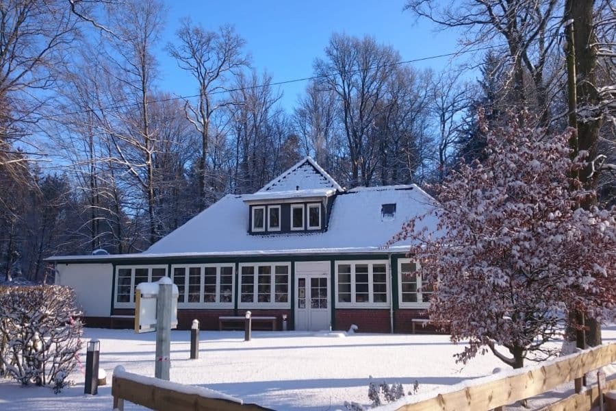 Frontansicht des Waldhuuske Café und Pension in Rosengarten